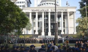 Polisi berjaga-jaga di dekat Gedung Mahkamah Konstitusi Jakarta,  (Foto ilustrasi)